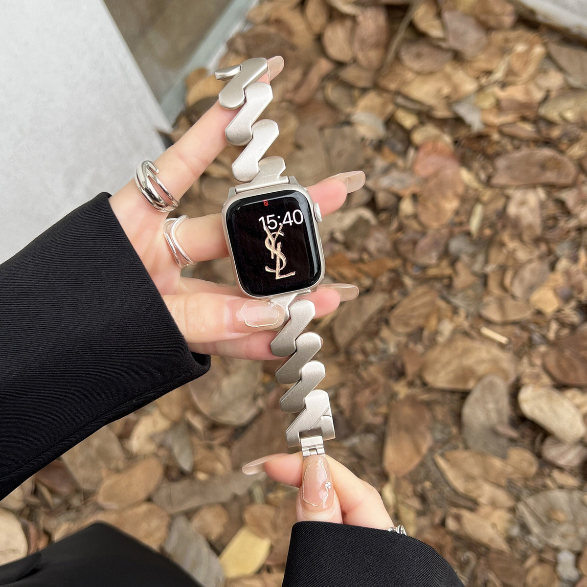 Elegant Moebius Z-shaped Metal Watch Band for Apple Watch 9-1
