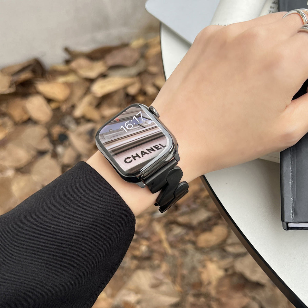 Elegant Moebius Z-shaped Metal Watch Band for Apple Watch 9-1