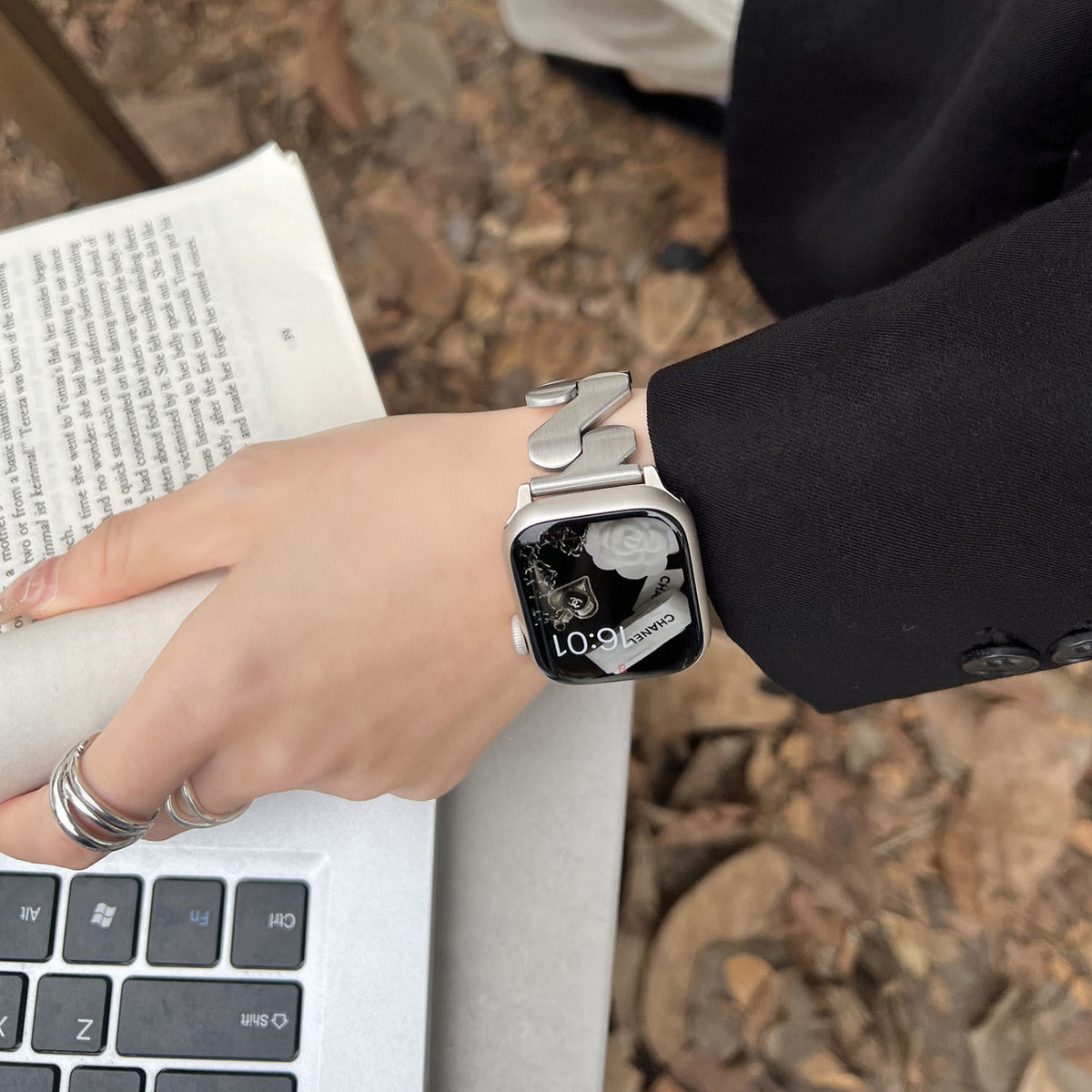 Elegant Moebius Z-shaped Metal Watch Band for Apple Watch 9-1